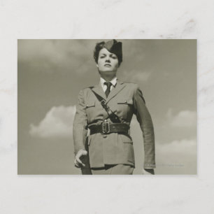 Carte Postale Une jeune femme dans l'armée défilant sur le toit