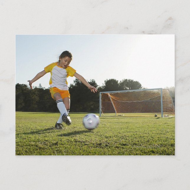 Carte Postale Une jeune fille jouant au football sur un terrain  (Devant)