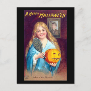 Carte Postale Une joyeuse fille d'Halloween brossant les cheveux