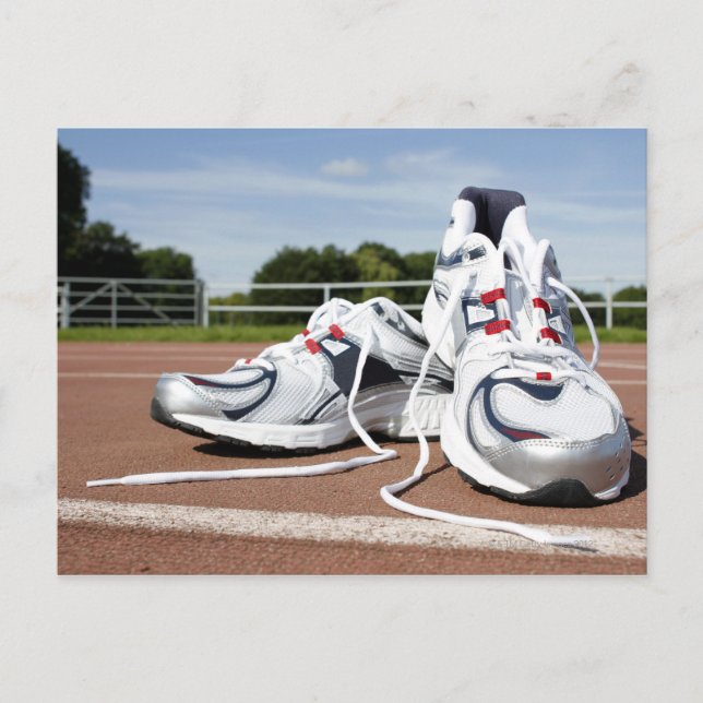 Carte Postale Une paire de nouveaux entraîneurs blancs sont plac (Devant)