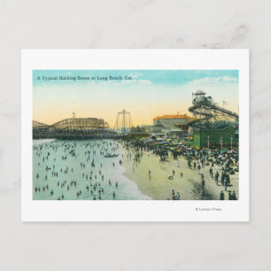Carte Postale Une scène de baignade typique à la plage