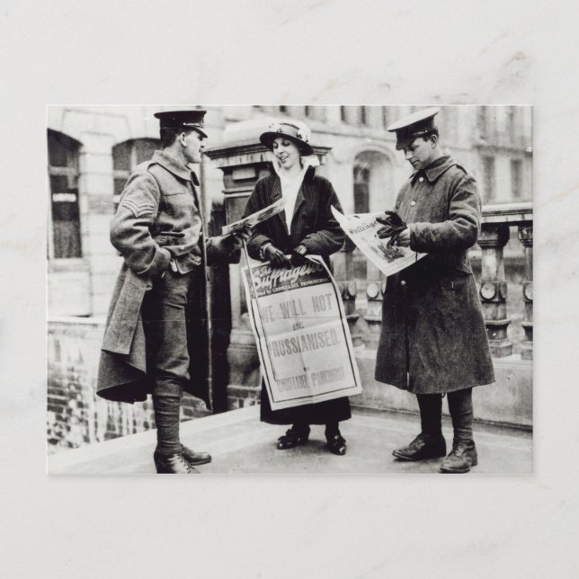 Carte Postale Une Suffragette vendant des journaux à deux (Devant)