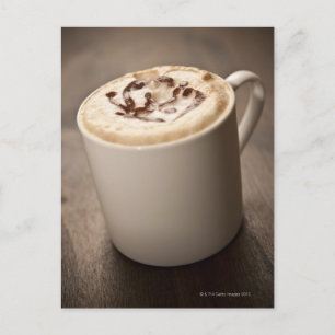 Carte Postale Une tasse de café Cappuccino surmontée d'une pâte 