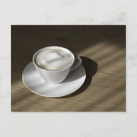 Une tasse de cappuccino est posée sur un chêne