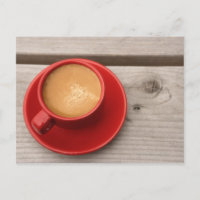 Une tasse rouge vif de café espresso lors d'un piq