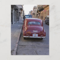 Une vieille voiture Peugeot rouge classique garée 