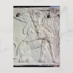 Carte Postale Urne funéraire avec relief sculpté d'un Griffin