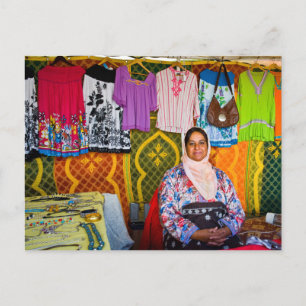 Carte Postale Vendeuse à un marché