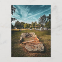 Vieille Pierre Tombale Altérée dans un Cimetière H