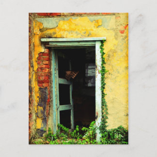 Carte Postale Vieille porte de la maison abandonnée à l'aéroport