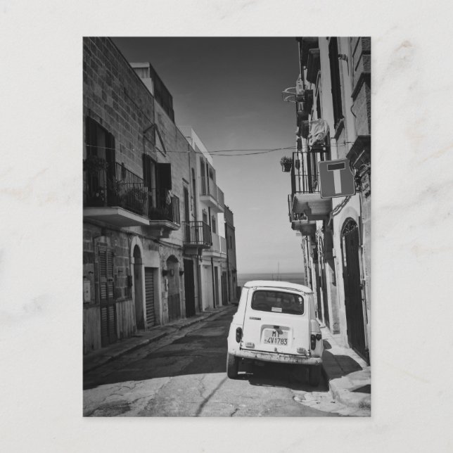 Carte Postale Vieille voiture dans une rue d'Italie en noir et b (Devant)