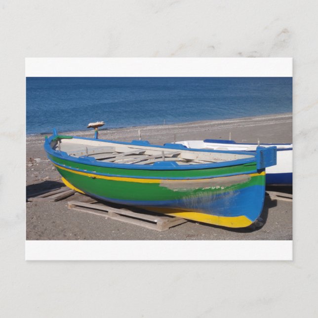 Carte Postale Vieux bateau de pêche vert sur la plage. (Devant)