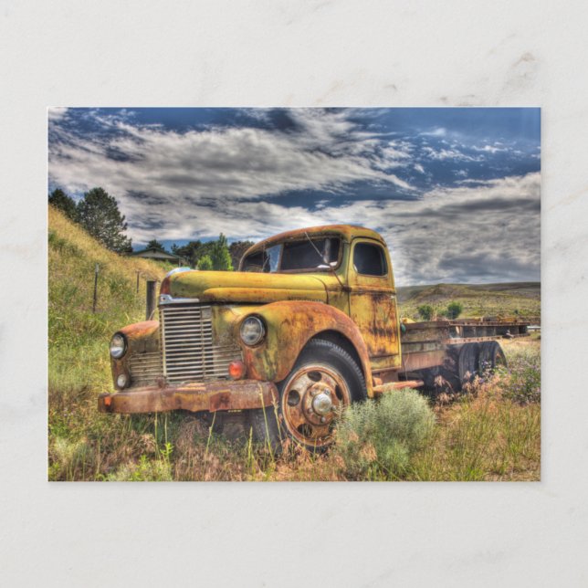 Carte Postale Vieux camion abandonné dans le champ (Devant)
