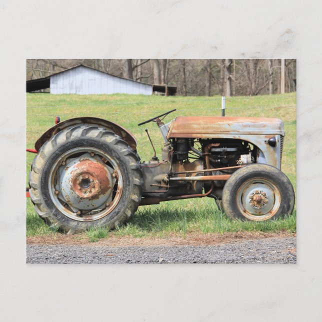 Carte Postale Vieux tracteur rouillé par une barrière dans le (Devant)