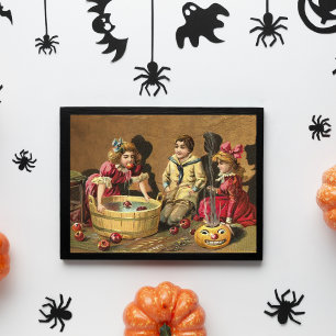 Carte Postale Vintage Drôle Enfants Bobbing pour Pommes à la fêt