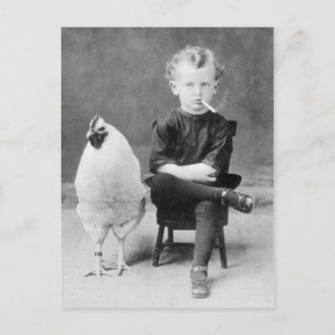 Carte Postale Vintage Garçon à fumer assis à côté d'un poulet