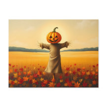 Vogelscheuche mit Kürbiskopf im Herbst Laub