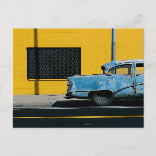Carte Postale Voiture bleu rouillé et mur jaune (Devant)