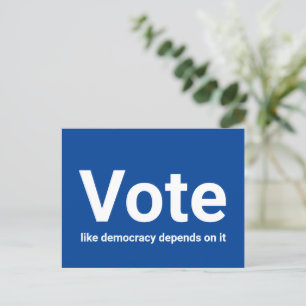 Carte Postale Voter comme la démocratie en dépend blanc et bleu