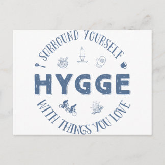 Carte Postale Vous entourer avec Hygge (texte bleu foncé)