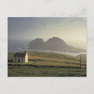 Carte Postale vue aérienne d'un cottage sur une colline au bord 