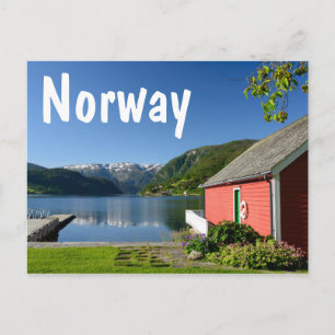 Carte Postale Vue du fjord norvégien avec pavillon rouge