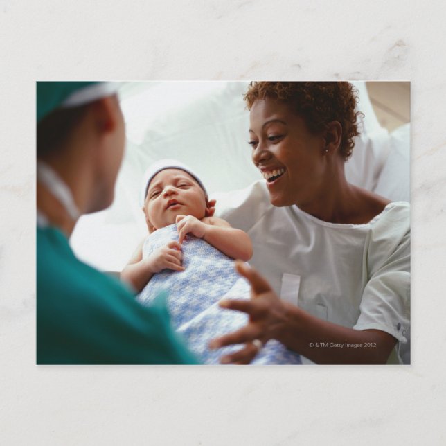 Carte Postale vue rapprochée élevée d'un médecin qui remet un no (Devant)