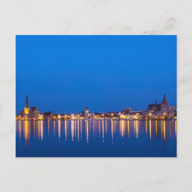Carte Postale Vue sur la ville de Rostock en Allemagne la nuit (Devant)