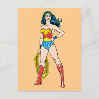 Wonder Woman debout