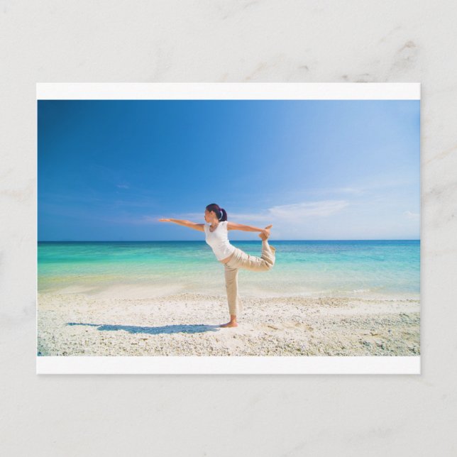 Carte Postale yoga de plage pratiqué par une asiatique mûrie (Devant)