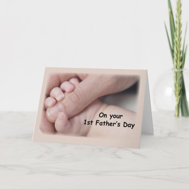 Carte Première fête des pères, mains de bébé tenant le (Devant)
