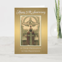 Prêtre d'Ordination du 50e anniversaire à l'autel