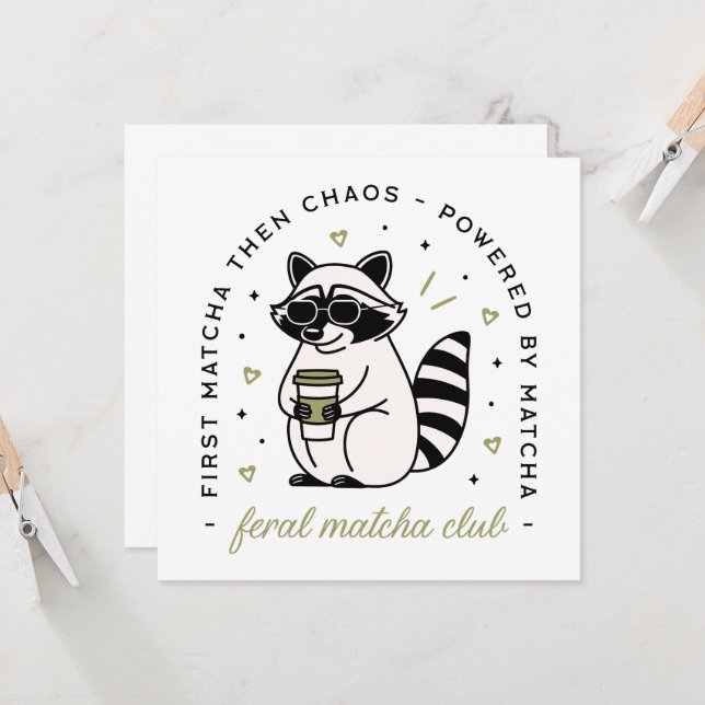 Carte Raccoon avec club matcha drôle kawaii esthétique (Devant/Arrière en situation)