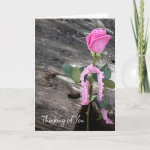 Carte Rose rose dans le bois de chauffe penser de vous