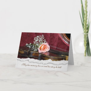 Carte rose rose sur vieille sympathie violon