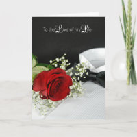Rose rouge d'anniversaire sur une chemise de smoki