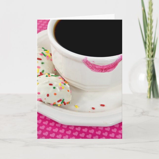 Carte rouge à lèvres dans une tasse à café avec des bisc (Devant)