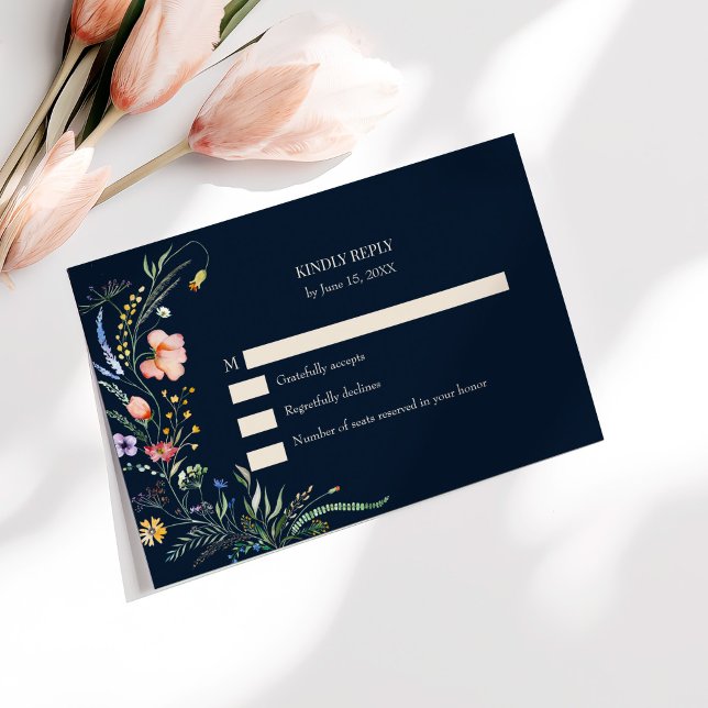 Carte RSVP de mariage bleu Fleur sauvage de la Mar (Navy Blue Wildflower Meadow Wedding RSVP Card on a sunny table with pale pink flowers.)