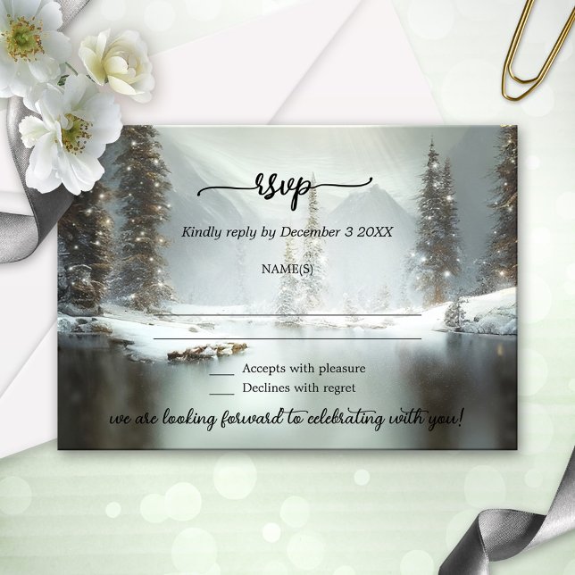 Carte RSVP de mariage d'hiver de Noël (A winter wedding RSVP card featuring a snow covered landscape scene with festive lights.)