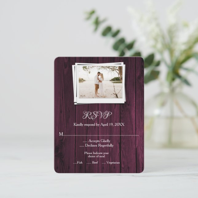Carte RSVP de mariage photo Magenta en bois (Debout devant)
