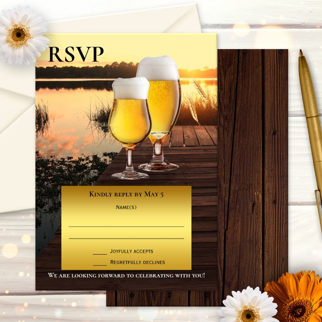 Carte RSVP d'été de la bière Sunset (Wedding RSVP card featuring a sunset at a lake with beer glasses on a jetty)