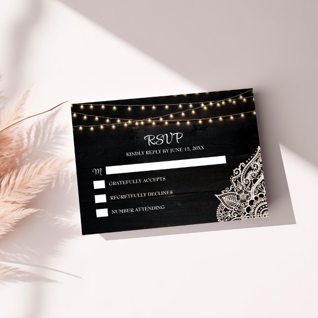 Carte RSVP en noir et blanc rustique (Black and White Rustic Elegance RSVP Card on a sunny table.)