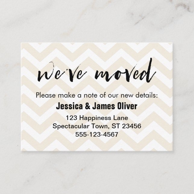 Carte Soft Beige et Blanc Chevron "We've Moved" (Devant)