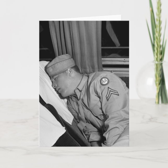 Carte Soldat de 2ÈME GUERRE MONDIALE faisant une sieste, (Devant)