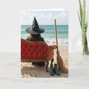 Carte Sorcière Halloween assise sur un canapé en bord de