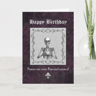 Carte Squelette tenant un gâteau Anniversaire drôle goth