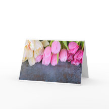 Tulipes roses fraîches sur arrière - plan en pierr