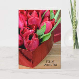 Carte tulipes rouges dans une boîte cardiaque