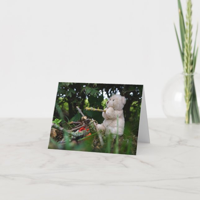 Carte Un petit garçon qui est au feu de camp. (Devant)