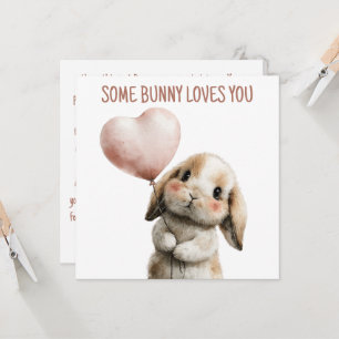 Carte Un petit lapin t'aime avec ballon en forme de cœur